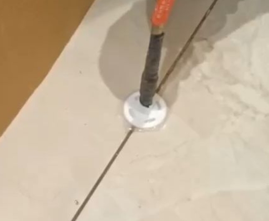 西区瓷砖空鼓维修公司专业解答瓷砖在铺贴过程中，如果没有涂抹均匀到位的粘结材料（如水泥砂浆或瓷砖胶），可能会导致以下问题