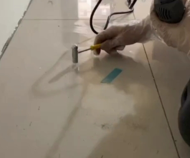 西区瓷砖开裂维修公司专业分享瓷砖在铺贴前如果没有沥干水分，将会导致以下问题