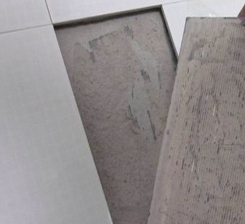 西区瓷砖空鼓维修公司分享瓷砖铺贴时如果打浆（即涂抹在瓷砖背面和基层上的砂浆或瓷砖胶）过少，会带来以下问题